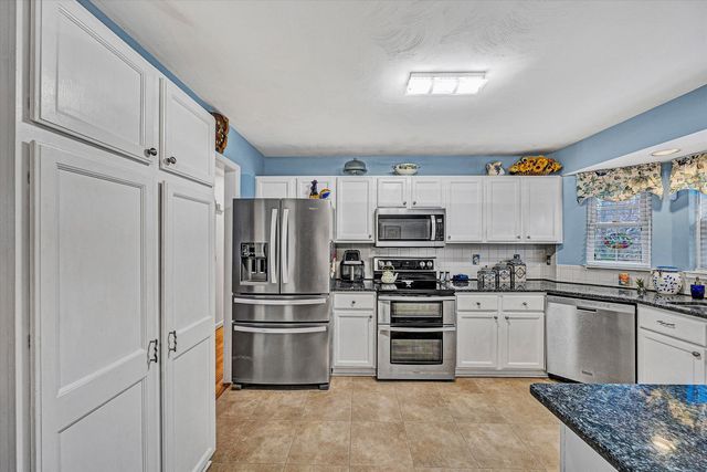 1711 Bush Farm DR, Vinton, VA 24179