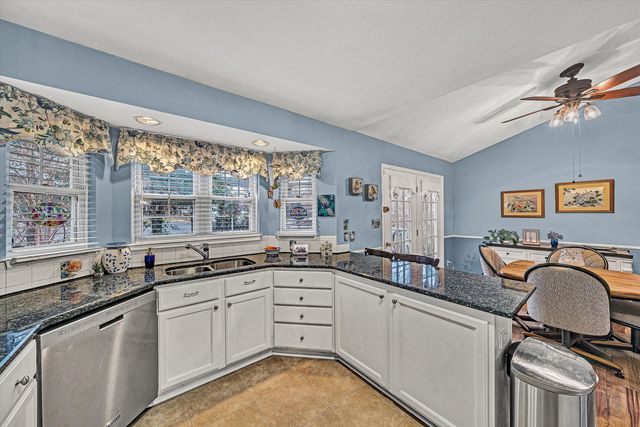 1711 Bush Farm DR, Vinton, VA 24179