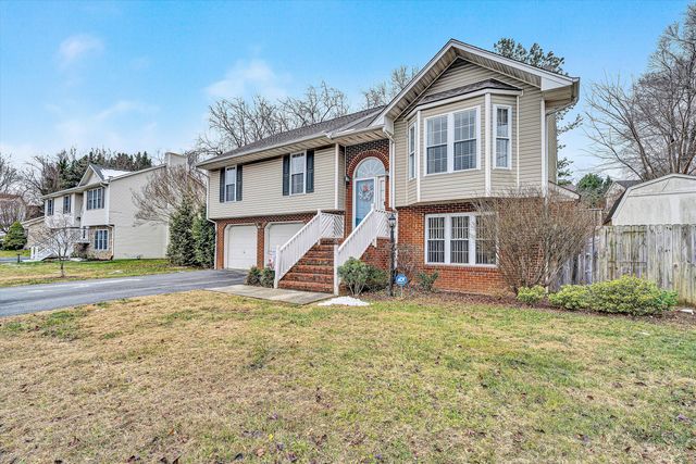 1711 Bush Farm DR, Vinton, VA 24179