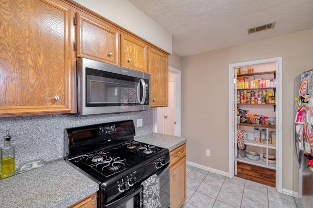 2010 Lark LN, Taylor, TX 76574