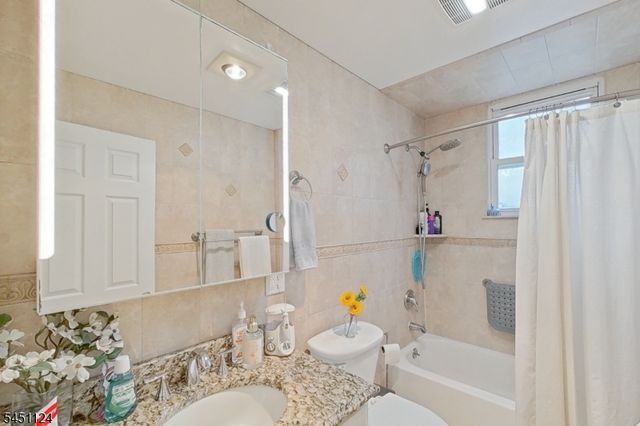402 Davis Ave, Harrison Town, NJ 07029