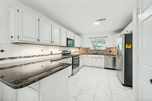 104 Creek Side Court, Kennedale, TX 76060
