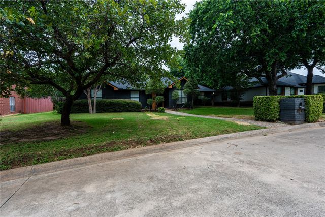 104 Creek Side Court, Kennedale, TX 76060