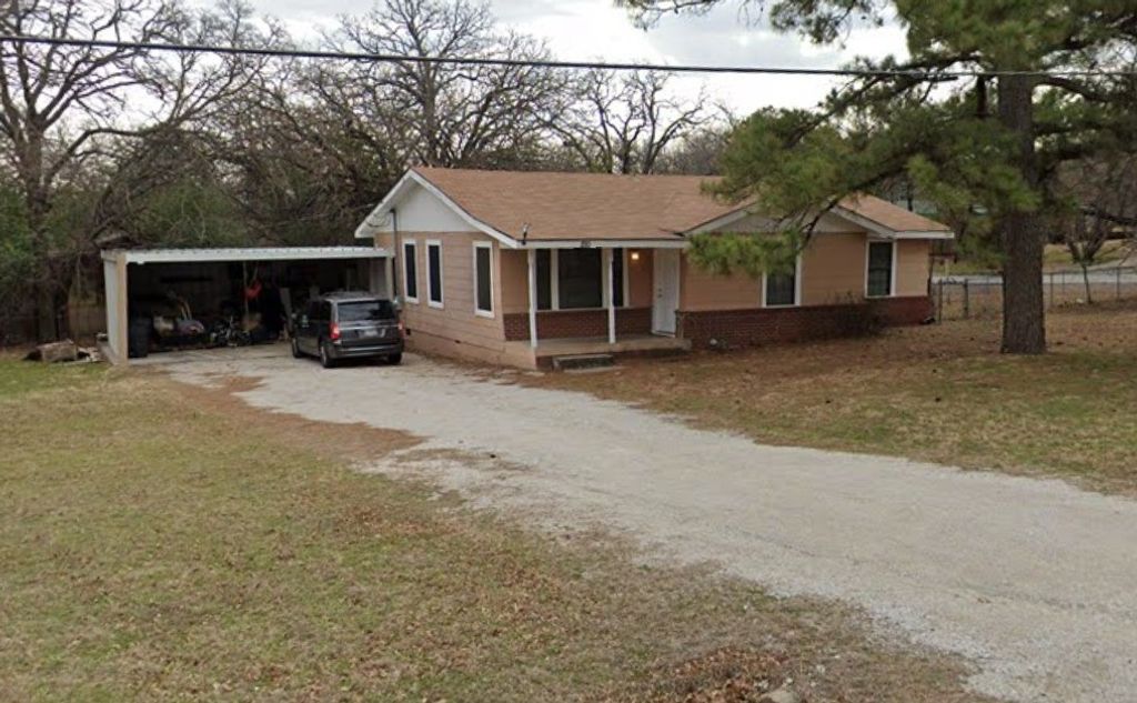 220 School Street, Azle, TX 76020