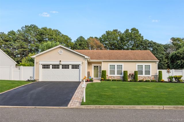 32 Pondview Circle, Shirley, NY 11967