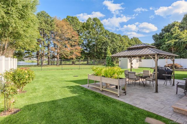 32 Pondview Circle, Shirley, NY 11967