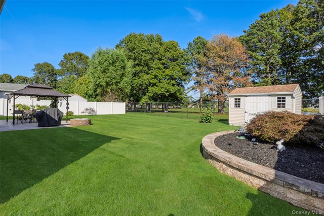 32 Pondview Circle, Shirley, NY 11967