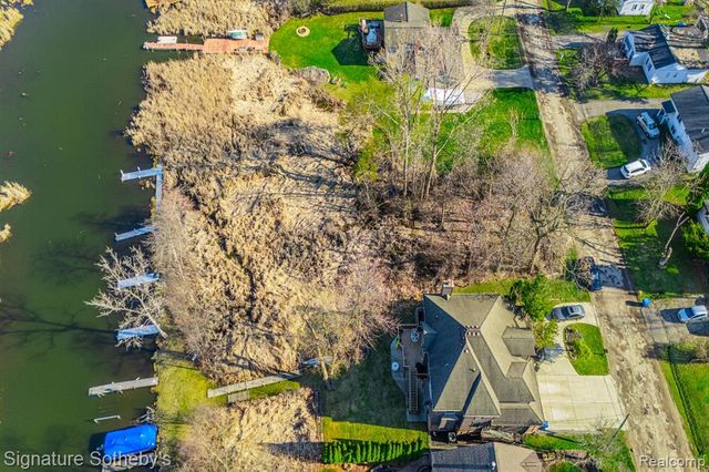 1105 Oregon Boulevard, Waterford, MI 48327