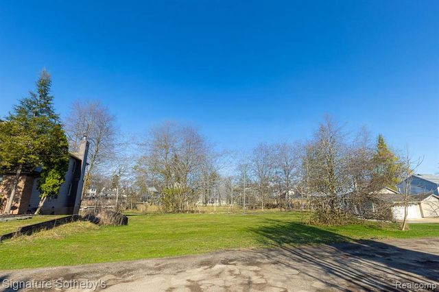 1105 Oregon Boulevard, Waterford, MI 48327