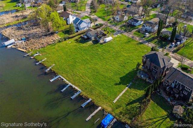 1105 Oregon Boulevard, Waterford, MI 48327