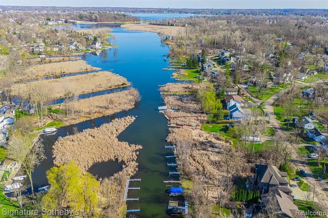1105 Oregon Boulevard, Waterford, MI 48327