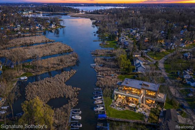 1105 Oregon Boulevard, Waterford, MI 48327