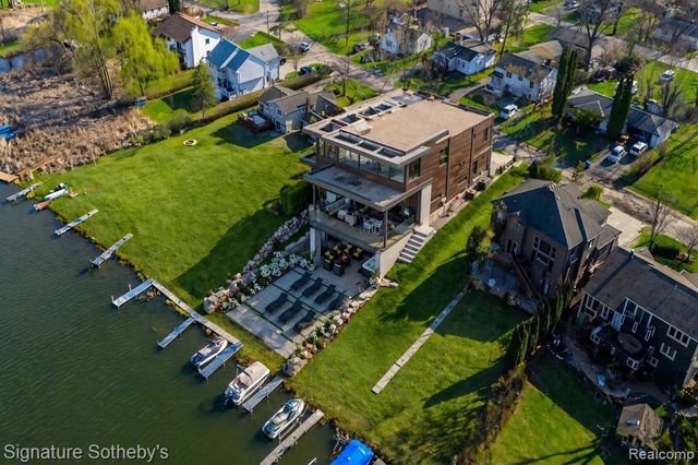1105 Oregon Boulevard, Waterford, MI 48327