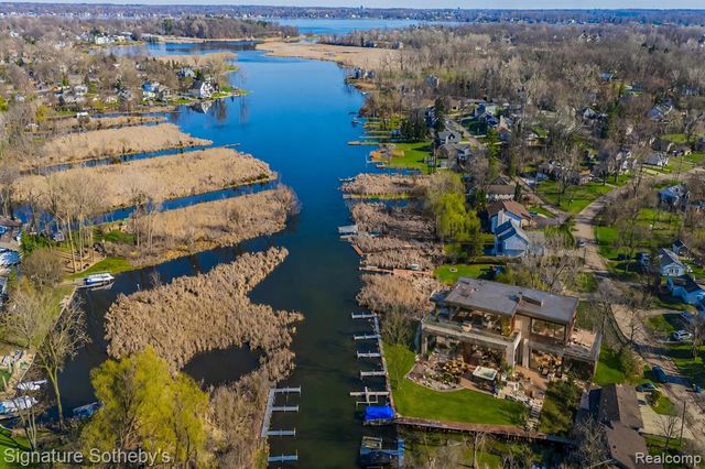 1105 Oregon Boulevard, Waterford, MI 48327
