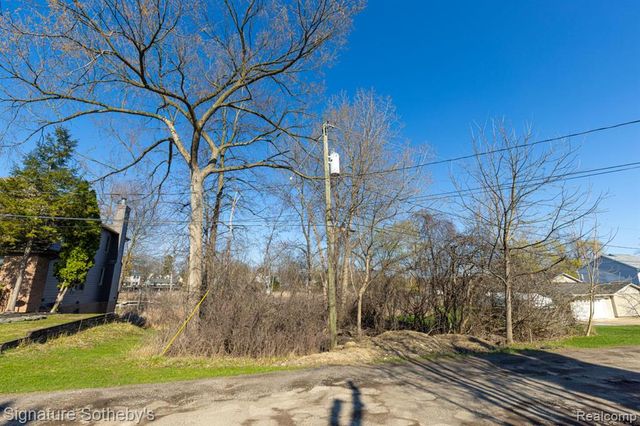 1105 Oregon Boulevard, Waterford, MI 48327