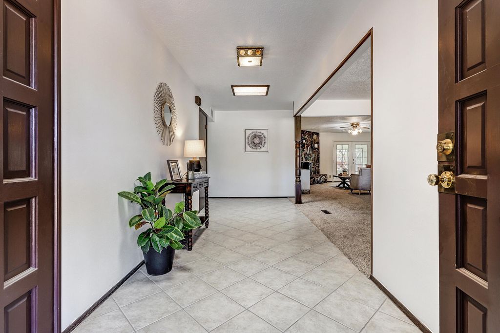 Image 5 of property listing at 1000 Cuatro Cerros Trail SE, Albuquerque, NM 87123