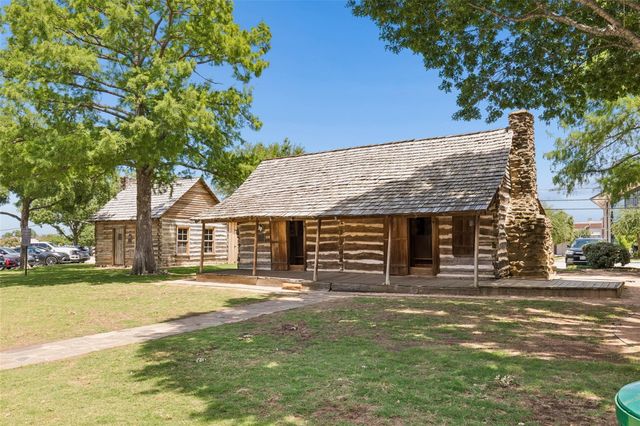 1120 S Pine Street, Grapevine, TX 75050