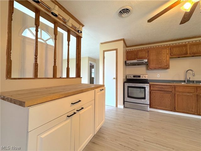 18066 Hillcrest Drive, Lake Milton, OH 44429