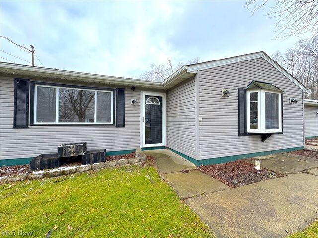 18066 Hillcrest Drive, Lake Milton, OH 44429