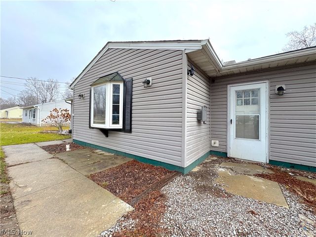 18066 Hillcrest Drive, Lake Milton, OH 44429