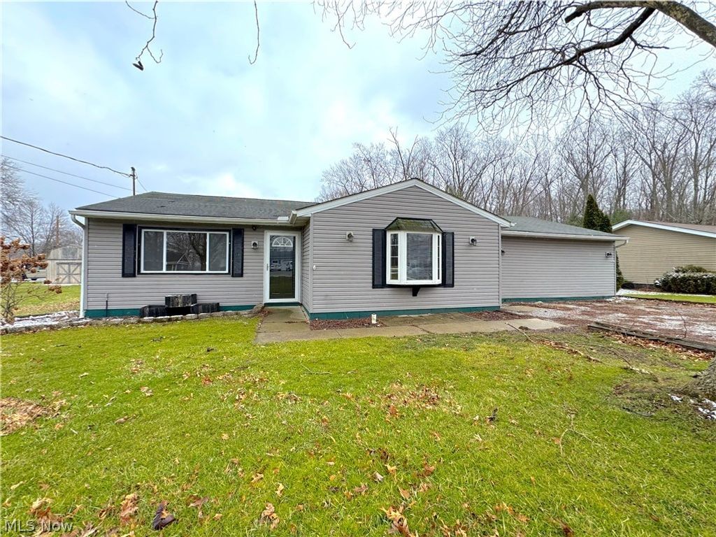 18066 Hillcrest Drive, Lake Milton, OH 44429