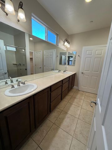 2443 Plumcreek Ln, Manteca, CA 95336