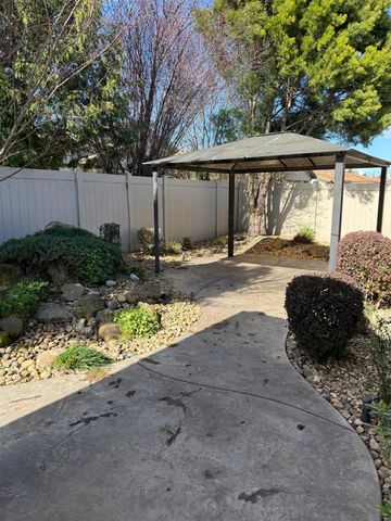 2443 Plumcreek Ln, Manteca, CA 95336