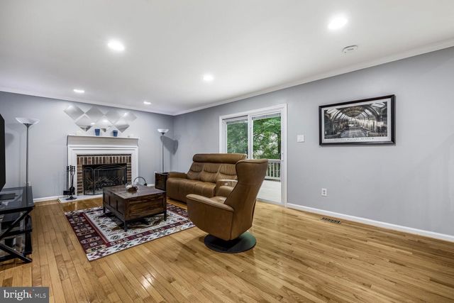 1128 HALESWORTH DR, Rockville, MD 20854