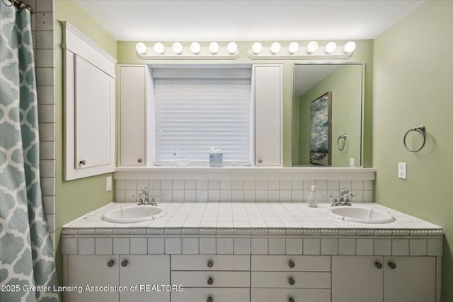 2 Locust Lane, Lansing, MI 48911