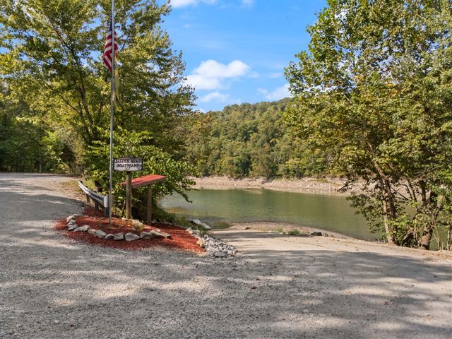 1424 Jasper Lake Drive, Burnside, KY 42519