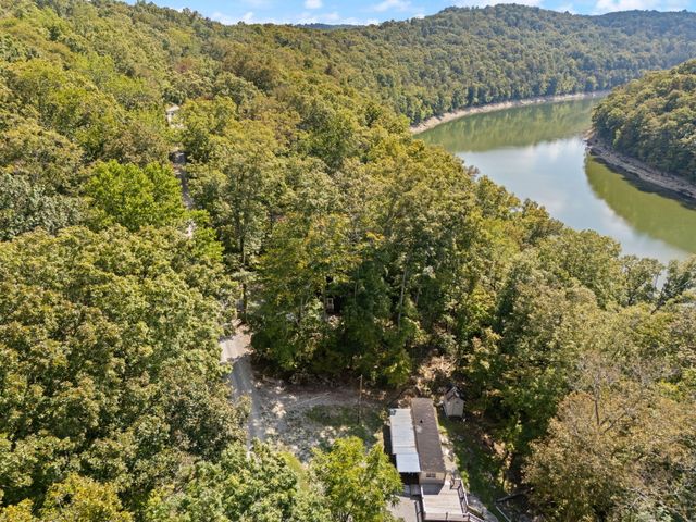 1424 Jasper Lake Drive, Burnside, KY 42519
