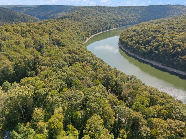 1424 Jasper Lake Drive, Burnside, KY 42519