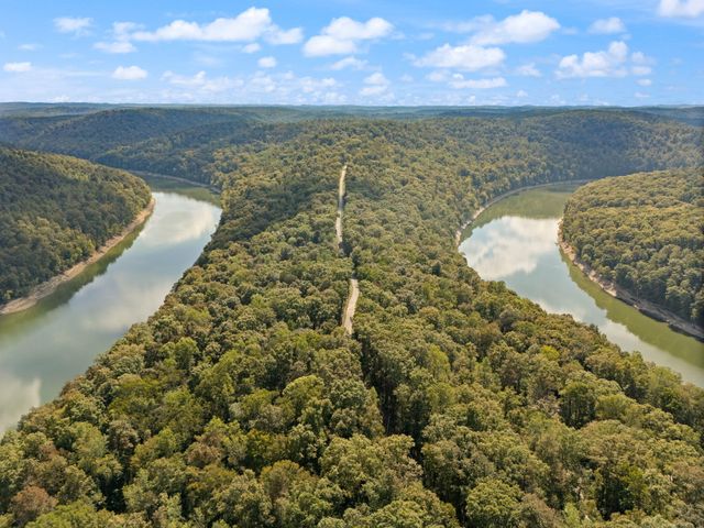 1424 Jasper Lake Drive, Burnside, KY 42519