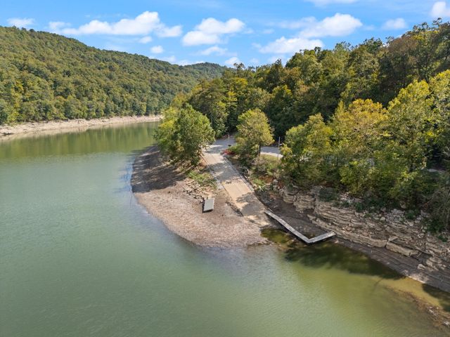 1424 Jasper Lake Drive, Burnside, KY 42519