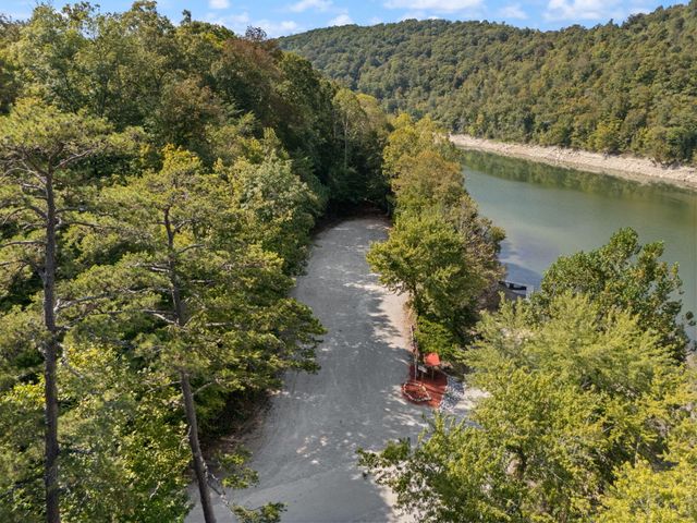 1424 Jasper Lake Drive, Burnside, KY 42519