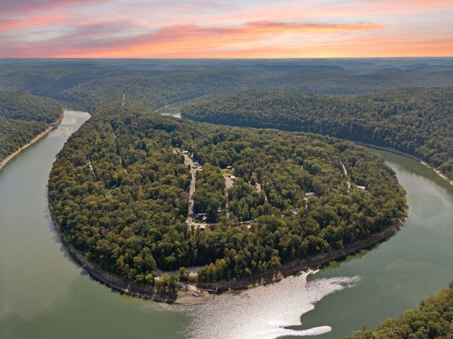 1424 Jasper Lake Drive, Burnside, KY 42519