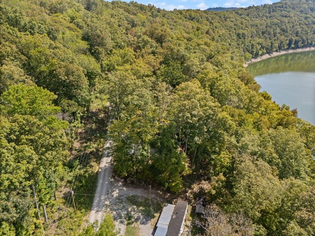 1424 Jasper Lake Drive, Burnside, KY 42519