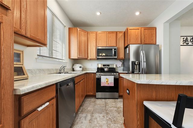 30 Hawthorne Dr, Chartiers, PA 15301