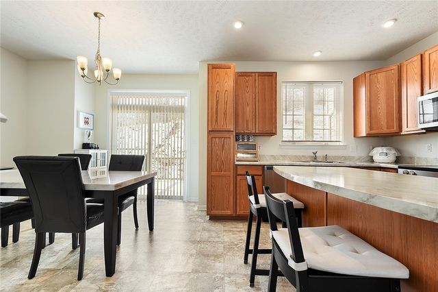 30 Hawthorne Dr, Chartiers, PA 15301