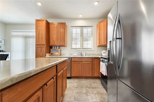 30 Hawthorne Dr, Chartiers, PA 15301