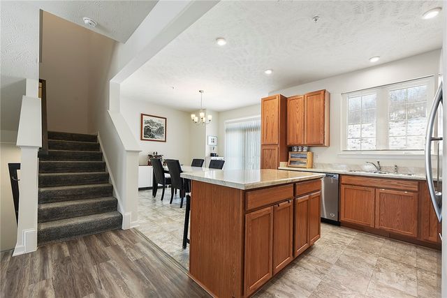 30 Hawthorne Dr, Chartiers, PA 15301