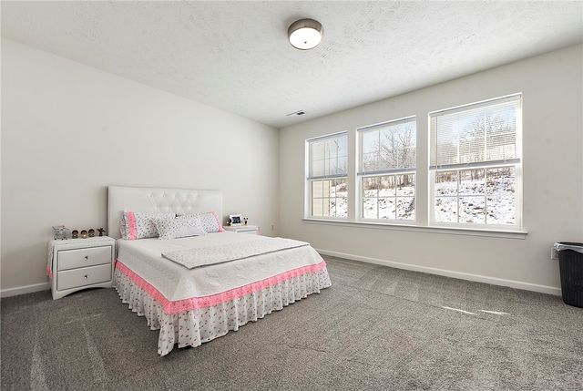 30 Hawthorne Dr, Chartiers, PA 15301