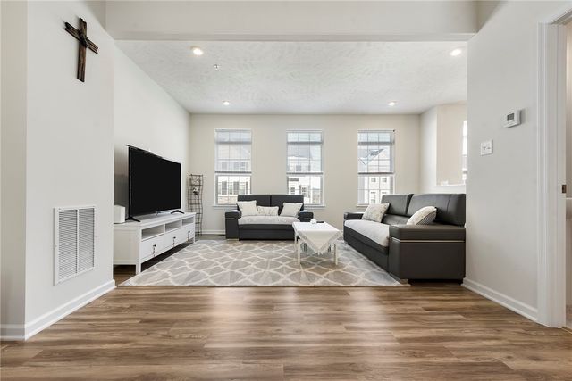 30 Hawthorne Dr, Chartiers, PA 15301