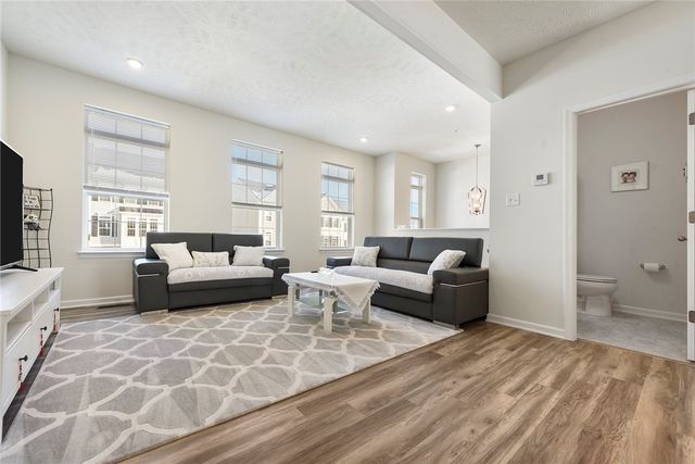 30 Hawthorne Dr, Chartiers, PA 15301