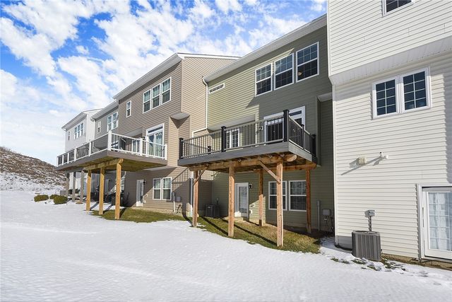 30 Hawthorne Dr, Chartiers, PA 15301