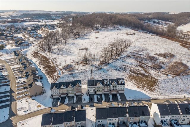 30 Hawthorne Dr, Chartiers, PA 15301