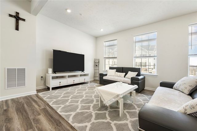 30 Hawthorne Dr, Chartiers, PA 15301