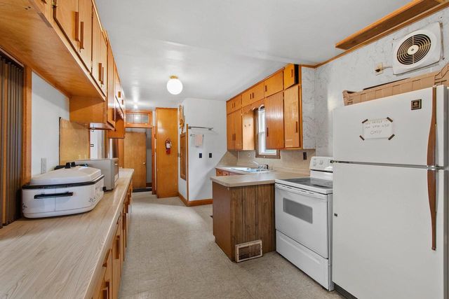 202 W LIEG AVENUE, Shawano, WI 54166