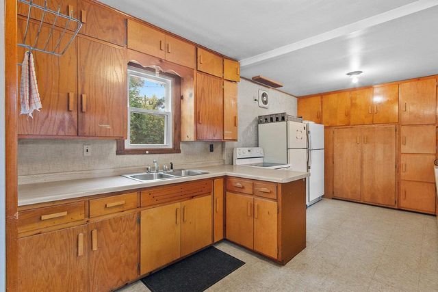 202 W LIEG AVENUE, Shawano, WI 54166