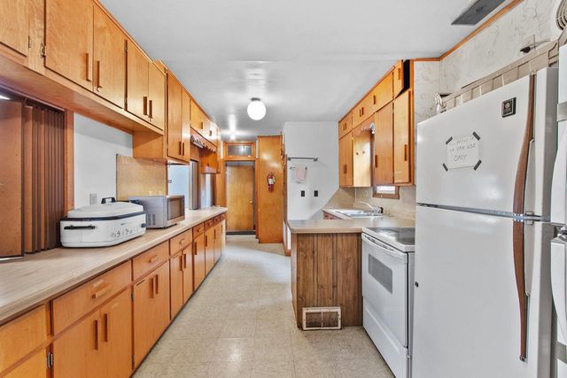 202 W LIEG AVENUE, Shawano, WI 54166